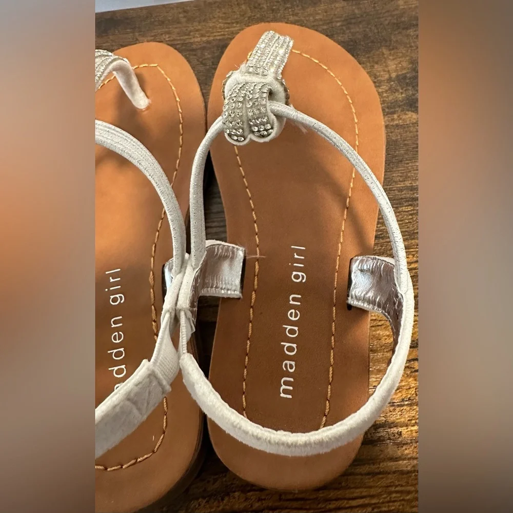 Madden Girls Little Girls Silver Mcassiee Sandals NWT Size 1